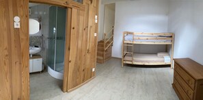 2 soverom, reiseseng for barn og sengetøy