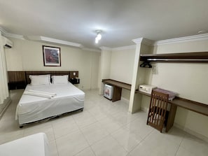 Kamar Basic | Brankas dan seprai linen