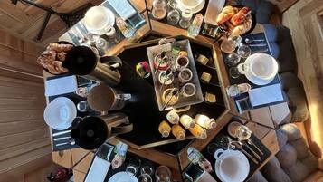 Tägliches kontinentales Frühstück (8 EUR pro Person)