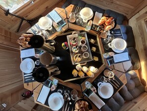 Tägliches kontinentales Frühstück (8 EUR pro Person)