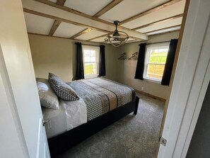 3 habitaciones, tabla de planchar con plancha y cuna de viaje