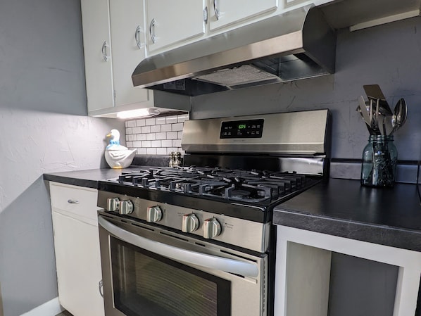 Refrigerador, microondas, horno y parrilla de estufa