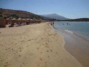 On the beach - Luxurious villa with Privet beach. (Νήσος Άνδρος.)