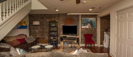 Smart TV, chimenea, videojuegos y Netflix