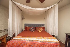 1 habitación, camas con efecto memoria, escritorio y wifi