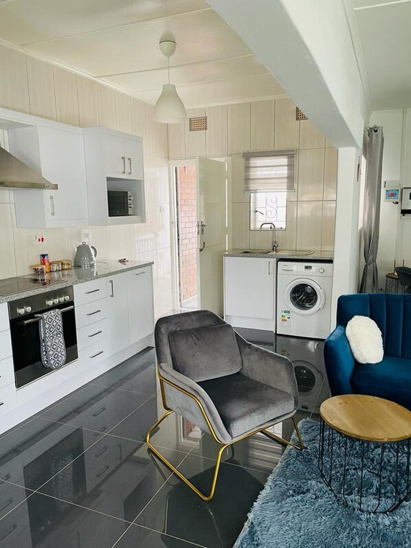 Refrigerador, microondas, horno, placa de cocina