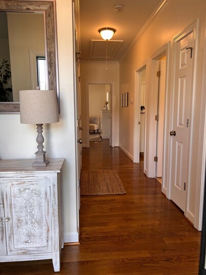 Cozy home near RDU, RTP, Angus Barn & downtown! Pet Friendly! Level-2 EV Charger