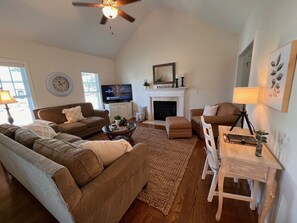 Een smart-tv, een open haard en boeken