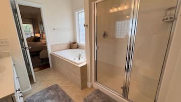 Combined shower/bathtub, jetted bath, hair dryer, towels