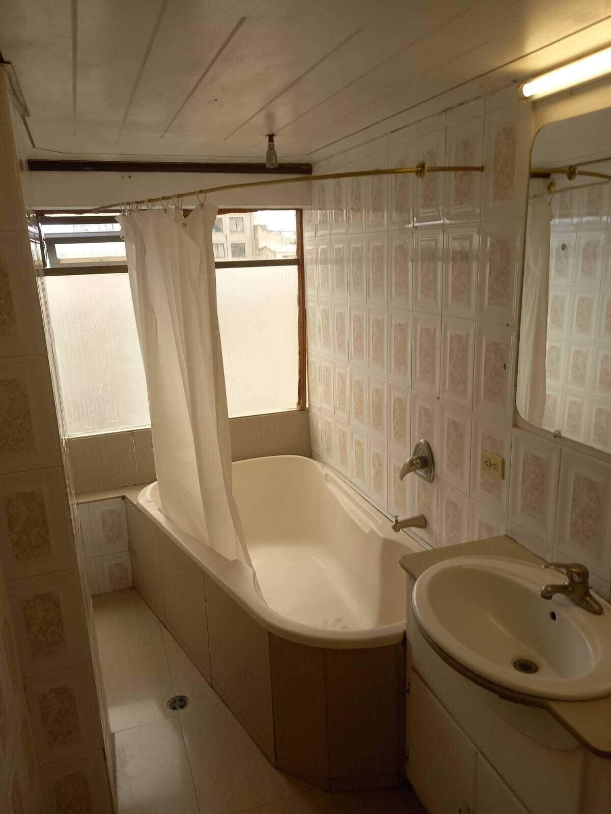 Executive Double Room | Bathroom | Shower, towels, soap, shampoo