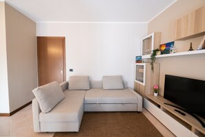 Basic-Apartment | Wohnbereich | 60-Zoll-Smart-TV mit Digitalempfang, Fernseher