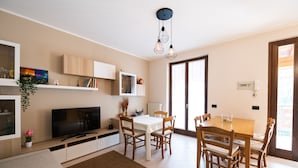 Apartamento básico | Área de estar | Smart TV 60 polegadas com canais digitais, TV