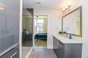 Căn hộ, 2 phòng ngủ | Phòng tắm | Khăn tắm, dầu gội, giấy vệ sinh 