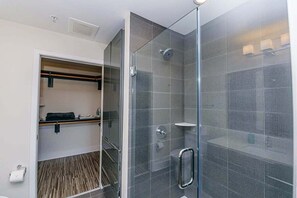 Appartement, 2 slaapkamers | Badkamer | Handdoeken, shampoo, toiletpapier