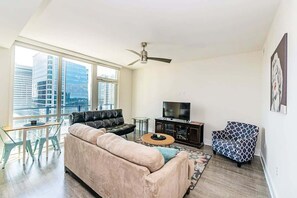 Living area - 1br Uptown Charlotte Furnished Apartments 1 Bedroom Apts by RedAwning (Charlotte)