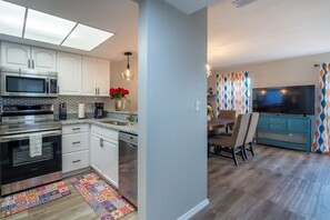 Køleskab, mikrobølgeovn, ovn, kogeplade