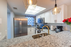 Køleskab, mikrobølgeovn, ovn, kogeplade