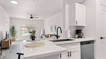 Een koelkast, een magnetron, een oven, een kookplaat