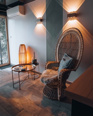 Interior. Gite Jacuzzi-piscine - Insolite Miroir Plafond