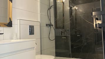 Shower, jetted tub, hair dryer, towels