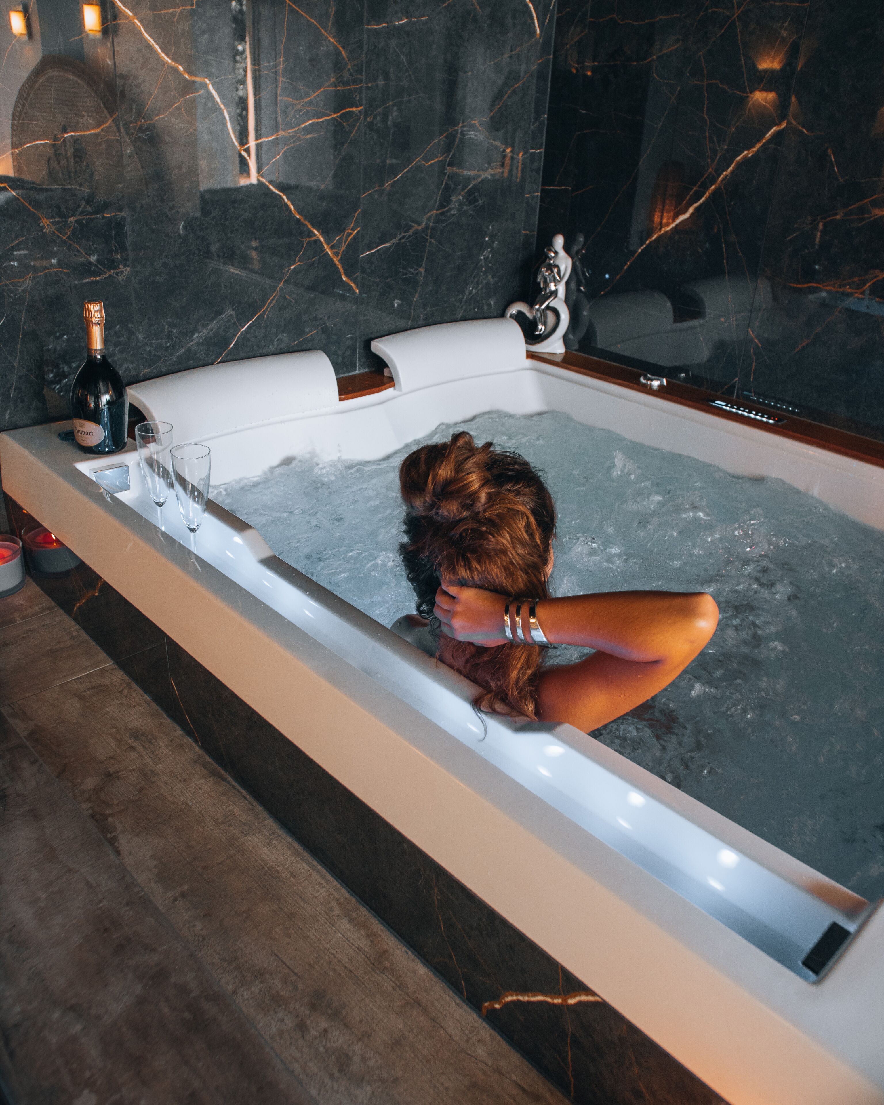 Douche, baignoire à jets, sèche-cheveux, serviettes fournies