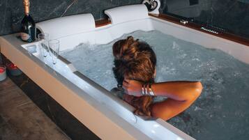 Douche, baignoire à jets, sèche-cheveux, serviettes fournies