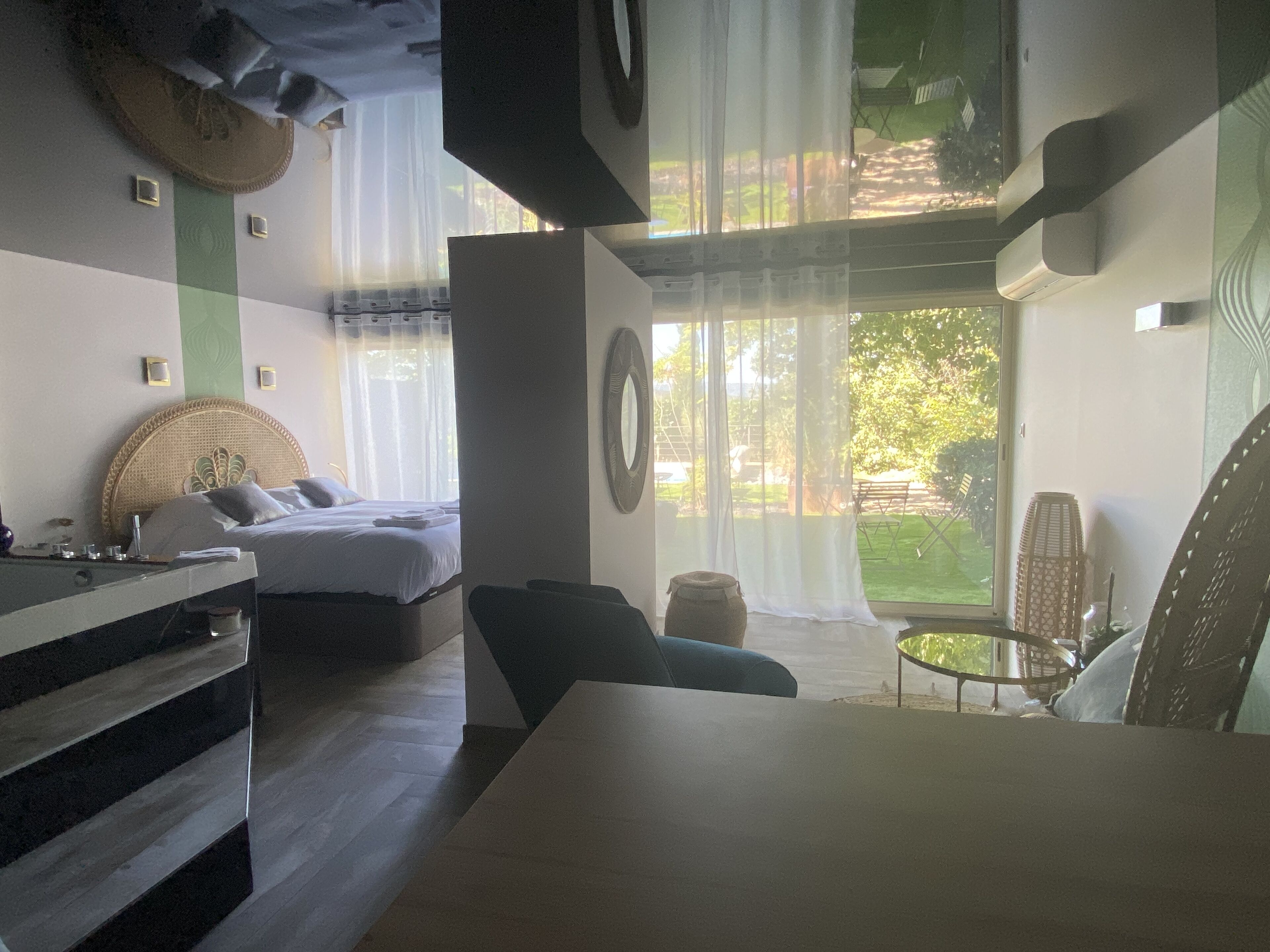 1 Schlafzimmer, Schreibtisch, schallisolierte Zimmer