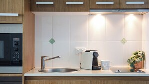 Una cocina equipada con microondas, tostadora, fregadero y armarios.