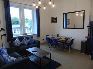 40-inch Smart TV with digital channels, Netflix, streaming services - Snug - Sealladh Mara Apartment (Helensburgh)