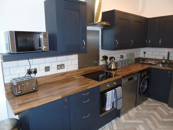 Full-size fridge, microwave, oven, dishwasher - Snug - Sealladh Mara Apartment (Helensburgh)