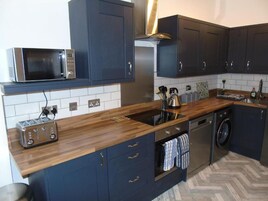 Geladeira grande, micro-ondas, fogão, lava-louças