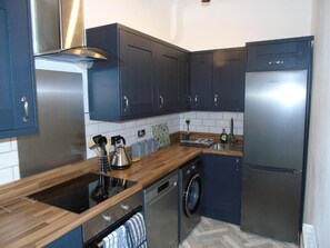 Full-sized fridge, microwave, oven, dishwasher - Snug - Sealladh Mara Apartment (Helensburgh)