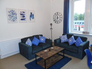 40-inch Smart TV with digital channels, Netflix, streaming services - Snug - Sealladh Mara Apartment (Helensburgh)