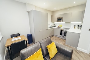 Appartement Ville | Aire de séjour | Téléviseur connecté de 40 po avec télévision numérique, téléviseur