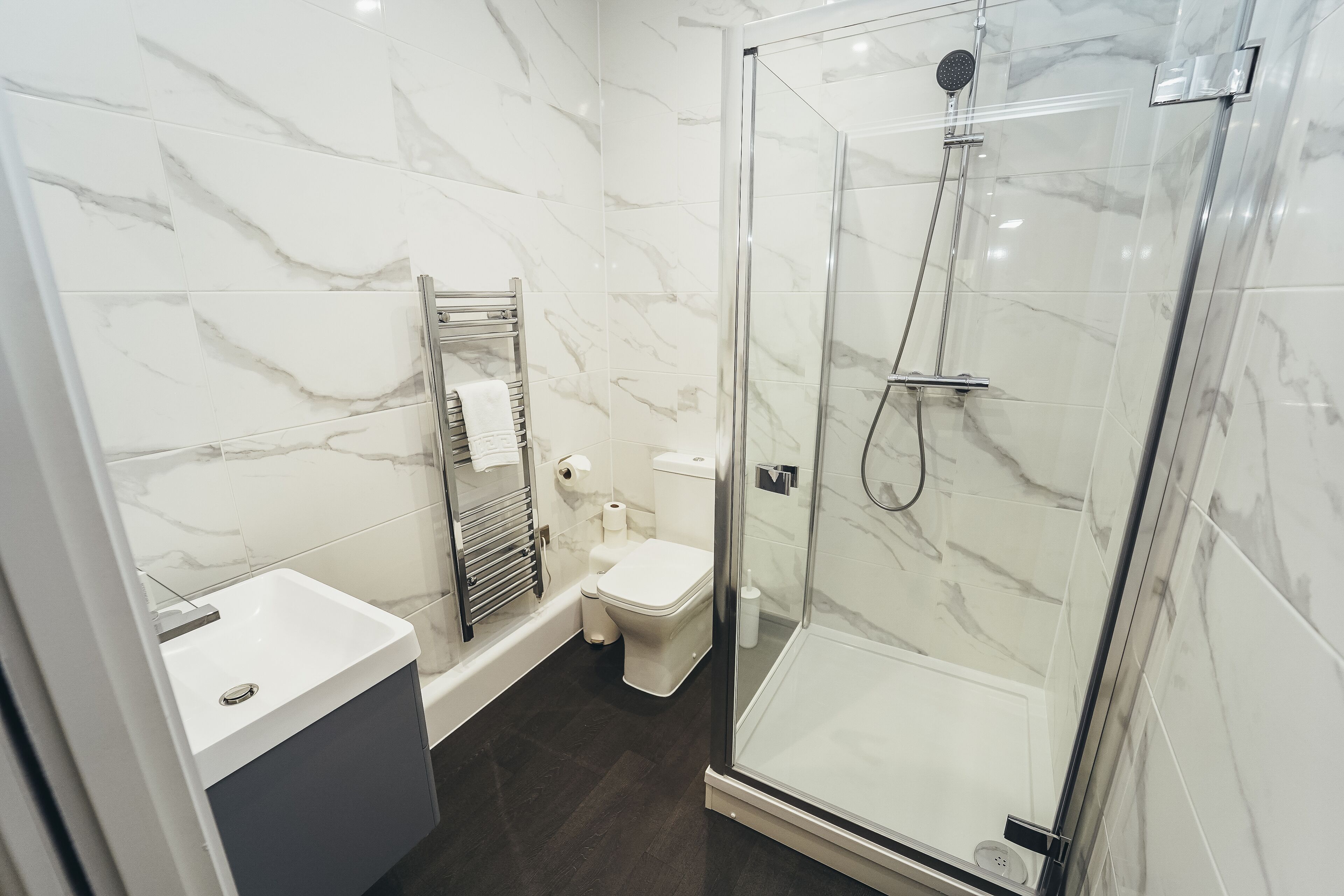Apartament urbà | Bany | Dutxa, articles de tocador gratuïts, assecador de cabells i tovalloles 