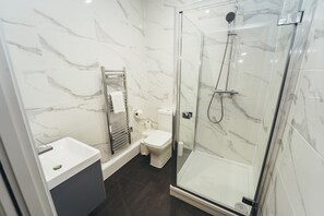 Departamento urbano | Baño | Regadera, amenidades de baño gratuitas, secadora de cabello, toallas 