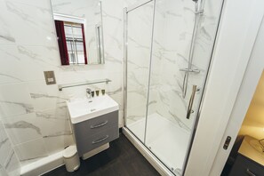 Douche, articles de toilette (gratuits), séchoir à cheveux
