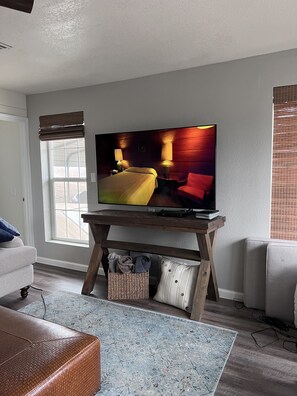 Smart TV, fireplace, books - Relax and Unwind in a Home overlooking Lake Texoma (Kingston)