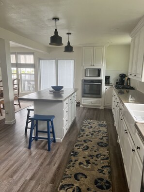 Fridge, microwave, oven, stovetop - Relax and Unwind in a Home overlooking Lake Texoma (Kingston)