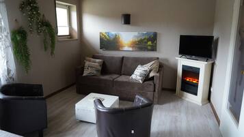 Deluxe-Apartment, Mehrere Betten, Küche, Hügelblick | Wohnbereich | 73-cm-Fernseher mit Digitalempfang