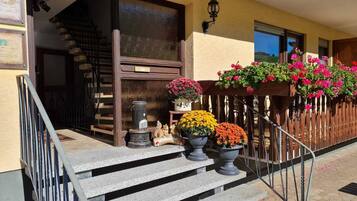 Pintu masuk properti