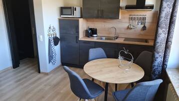 Appartement Deluxe, 1 grand lit et 1 canapé-lit, cuisine, vue colline | Cuisine privée | Grand réfrigérateur, micro-ondes, plaque de cuisson, lave-vaisselle
