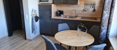 Deluxe Apartment, 1 Queen Bed with Sofa bed, Kitchen, Hill View | Private kitchen