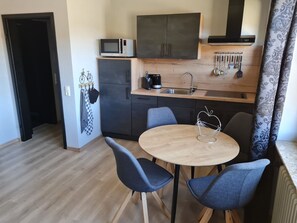 Appartement Deluxe, 1 grand lit et 1 canapé-lit, cuisine, vue colline | Cuisine privée | Grand réfrigérateur, micro-ondes, plaque de cuisson, lave-vaisselle