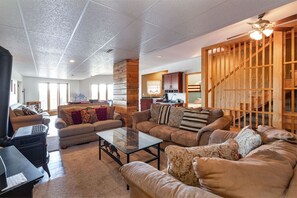 TV, DVD-spiller, bordtennis og bøker