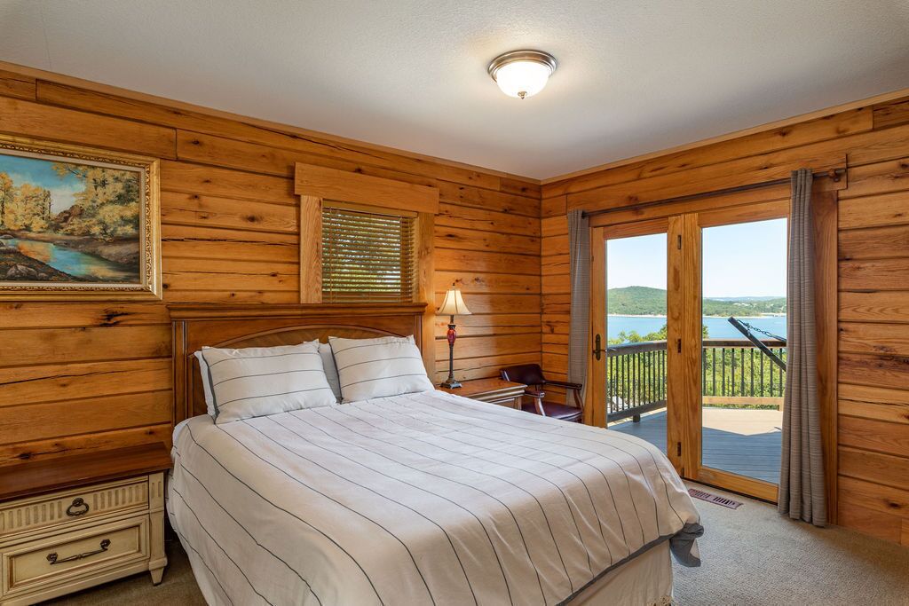 5 habitaciones, escritorio y tabla de planchar con plancha 