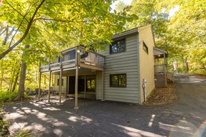 Exterior - Hickory Hideaway- 5 BR 4 BA with game room and indoor fire place (Wintergreen Resort)