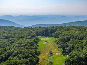 Golf - Hickory Hideaway- 5 BR 4 BA with game room and indoor fire place (Wintergreen Resort)