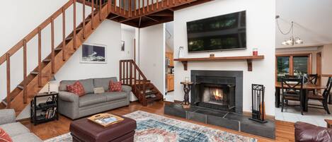 Smart TV, chimenea y libros