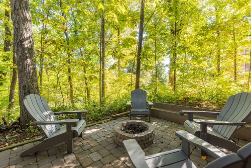 Hickory Hideaway- 5 BR 4 BA with game room and indoor fire place